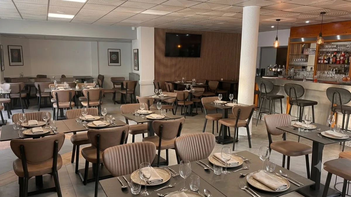 Salle du restaurant Arve Grill : tables dressées face au bar